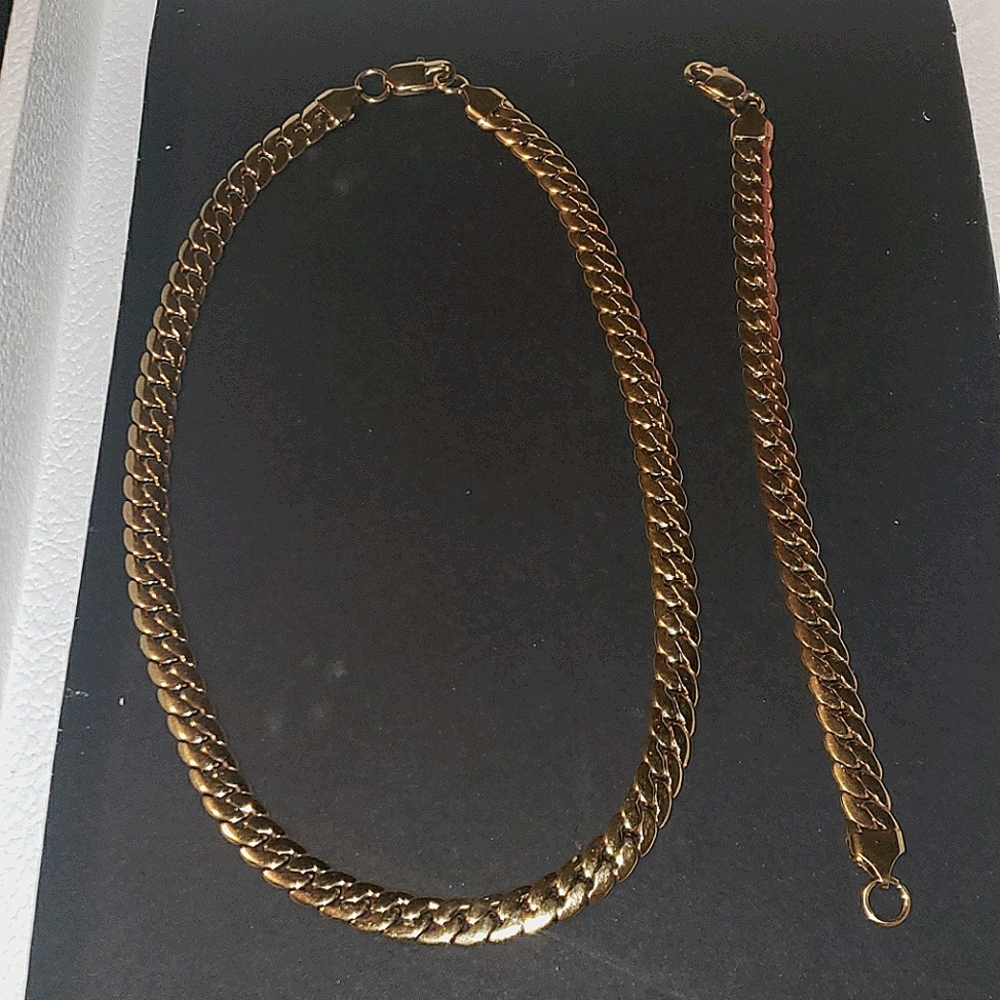 Styling steel necklace and bracelet